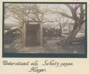 Foto eines Unterstandes als Schutz gegen Flieger