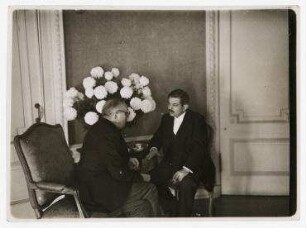 Paul Claudel im Gespräch mit Pierre Laval in Washington D.C.. von links: Paul Claudel, Pierre Laval