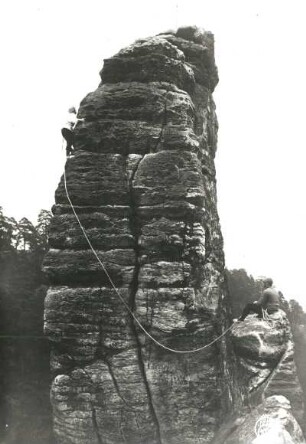 Sächsische Schweiz, Rathener Gebiet. Lokomotive-Esse. Seilschaft Flügel mit Sicherung von der Pfeife an der Nordwestkante