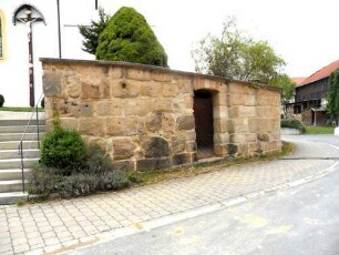 (Sankt Jakobus der Ältere)-Ansicht im Südosten mit Kirchhofmauer (Wehrgang mit Steinbrüstung im 19 Jh abgetragen) mit Werksteinen im Mauersteinverband (erhaltene Zangenlöcher für Hebezeuge)