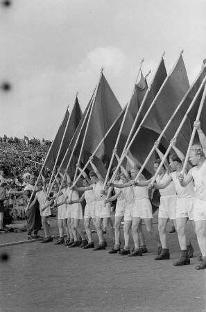 Sportlerparade im Walter-Ulbricht-Stadion : Fahnenträger im Paradezug beim Marsch im Stadion