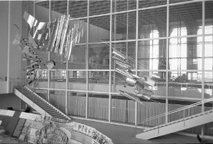 Berlin; West: Plastik in der Vorhalle des Reichstagsgebäude