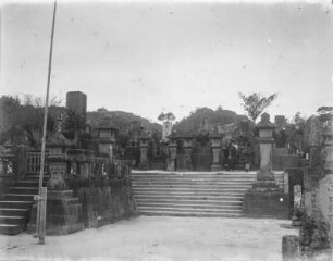 Tempelanlage : Blick auf eine Tempelanlage, vermutlich ein Friedhof