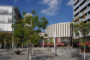 Dresden-Altstadt, Prager Straße 6 und 8. Wöhrl-Plaza (1995-1996; G. Just, H. Just) und Rundkino (1970-1972; M. Fasold, W. Sziegoleit; G. Landgraf, W. Heischkel)