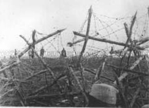 Deutsche Soldaten, vom französischen Schützengraben aus gesehen