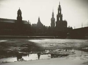 Dresden, Blick vom Neustädter Elbufer auf die Altstadt