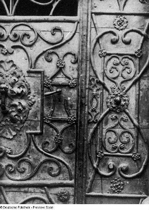 Eingangstür, Holz, eisenbeschlagen, Schmiedeeisen. Um 1730. Teilansicht. Bautzen, Wohnhaus Heringsgasse 11
