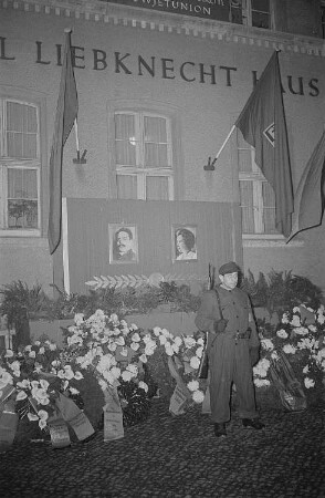 Kranzniederlegung vor dem Karl-Liebknecht-Haus in Leipzig anlässlich des Todestages von Karl Liebknecht und Rosa Luxemburg