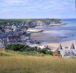 Frankreich. Caen. Ortsteilansicht. Blick von einem erhöhtem Standort auf Küste und Meer