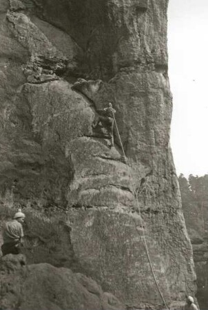 Sächsische Schweiz. Affensteine, Rohnspitze. Seilschaft Karlheinz Gonda in der Hangel des Süd-(Reiz)-Weges. (VIIc)