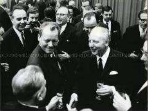 Willy Brandt und Walter Scheel nach der Wahl Gustav Heinemanns zum Bundespräsidenten