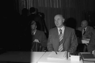 Freiburg: Kongresshalle [am Karlsplatz], Bundeskanzler Helmut Schmidt; stellvertretender Vorsitzender Hild, Rat der Evangelischen Kirche, Dortmund