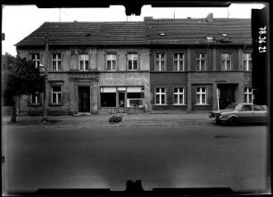 Neuruppin, Friedrich-Engels-Straße 49. Wohnhaus mit Laden (Bäckerei). Straßenfront