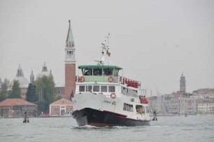 Autofähre auf der Lagune : Eine Autofähre fährt bei diesigem Wetter über die Lagune zum Lido, links der Turm der Kirche San Giorgio Maggiore. Aufgenommen am 13. Mai 2009 in Venedig