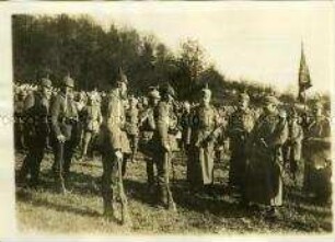 Wilhelm II. zeichnet Soldaten aus