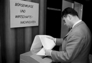 Inbetriebnahme eines Börsentickers, offiziell VWD-Kurs-Funk, bei der Städtischen Sparkasse Karlsruhe.