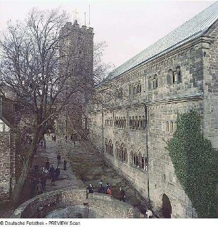 Eisenach. Wartburg, Blick in den Burghof mit Brunnen