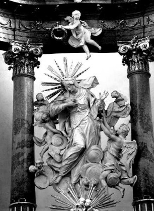 Mariä Himmelfahrt, begleitet von Engel