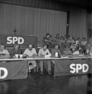 SPD: Kreisparteitag: Glinde: Festsaal des Rathauses und Bürgerhauses Glinde [später Marcellin-Verbe-Haus]: Kreisvorstand mit Kreisfraktionsvorsitzendem Peter-Klaus Lippert, Landtagsabgeordentem Eckart Kuhlwein und Kreisvorsitzendem Manfred E. Poppe