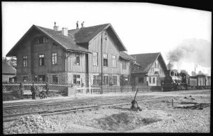 Niederau. Bahnhof mit Güterzug