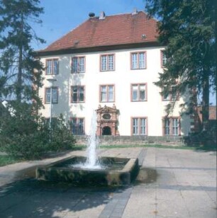Großenlüder. Blick auf Springbrunnen und Portal des Stiftskapitularischen Amtshauses