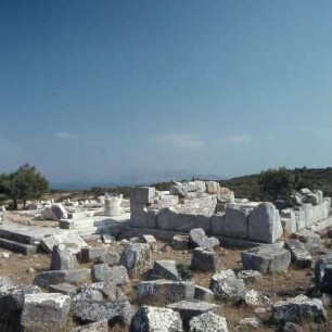 Rhamnús, Tempel der Themis und Tempel der Nemesis, Tempel der Themis (rechts), Anfang Ende 6. Jh., Tempel der Nemesis, 6:12 Säulen, um 430