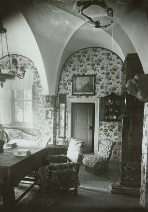 Schloss Lauenstein, Inneres, Wohnraum mit Konsolköpfen von Michael Schwenke