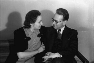 Bukarest: Herr Eder und Frau, im Stuhl