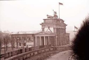 Berlin: Reichstag; hinter der Mauer: mit Blick zum Brandenburger Tor; seitlich, groß