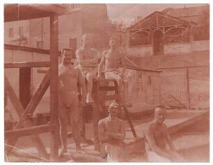 Gruppenporträt fünf Herren im Schwimmbad "Schadow"