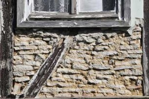 Quedlinburg - Sanierungsbedürftige Fachwerkfassade : Detailansicht einer sanierungsbedürftigen Fachwerkfassade am Schlossberg. Aufgenommen am 20. Juli 2012 in Quedlinburg