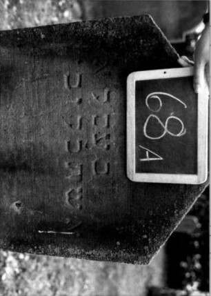 Grabstein 68 (Index: 100111142) Material: Sandstein Zustand: gut Maße HxBxT: 130x59x13 cm Beschreibung: Stele, giebelartiger Abschluß, Schriftfeld eingetieft: Grabstein 68A