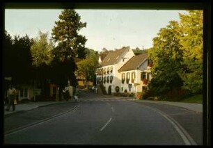Hauptstraße mit Gasthaus