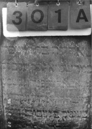 Grabstein 301 (Index: 100115875) Material: Sandstein Zustand: verwittert mit Textverlust Maße HxBxT: 84x98x14 cm Beschreibung: Stele mit konkav eingezogenem Segmentbogenabschluß, eingetieftes Schriftfeld: Grabstein 301A