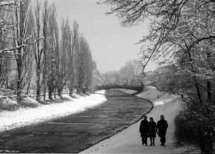 Freiburg: Dreisam im Winter, von der Kronenbrücke
