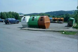 großer Parkplatz und diverse Recyclingbehälter