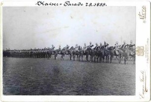Kaiserparade des Regiments 1899, salutierende Offiziere vor Kutsche mit Kaiser Wilhelm II. (durch Offiziere verdeckt)