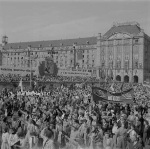 Dresden. Demonstration zum 1. Mai entlang der Ernst-Thälmann-Straße, Tribüne auf dem Altmarkt
