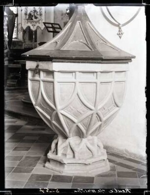 Kirche; spätgotischer Taufstein