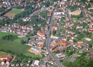 Büdingen. Stadtzentrum mit An der Saline und Gymnasiumstraße. Luftbild-Schrägaufnahme von Südwest