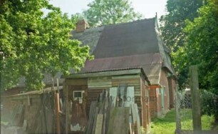 Drahtmühle 17: Kate mit Reetdach: Traufseite, Dach teilweise mit Wellblech: Giebelseite Wirtschaftstrakt mit Scheunentor und Stalltür: im Vordergrund zwei Schuppen