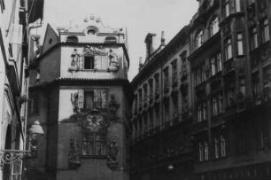 Karlsgasse (Karlova) mit dem Haus zum Goldenen Stern