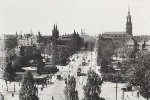 Blick vom Hochhaus über die Hauptstraße mit Pfarrkirche Franciscus Xaverius und Dreikönigskirche