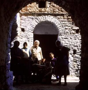 Chios. Mesta im Süden der Insel. Frauen und Kinder in den Tunnelgassen