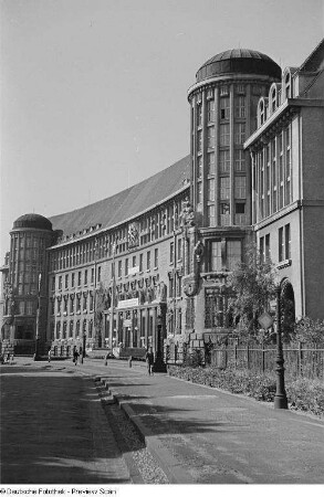 Außenansicht Hauptgebäude mit Bücherturm