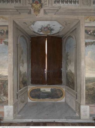 Weite Landschaften hinter illusionistischer Kolonnade mit bekrönender Balustrade, Quadraturmalerei mit Gebirgslandschaften hinter Rundbögen, Stromschnellen und oktagonaler Deckenöffnung mit Blumenvase