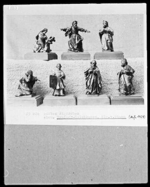 Männliche Sitzfigur mit ausgestreckten Armen (Gottvater?)