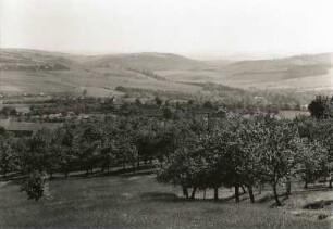 Kreischaer Becken. Lockwitzgrund. Blick von Babisnau über Saida und Bärenklause zum Erzgebirgskamm