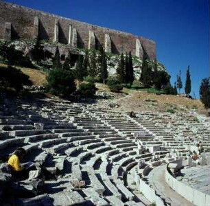 Athen, Dionysostheater, Blick zur Südmauer der Akropolis
