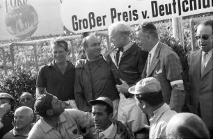 Nürburgring: Fangio auf dem Ehrenpodium